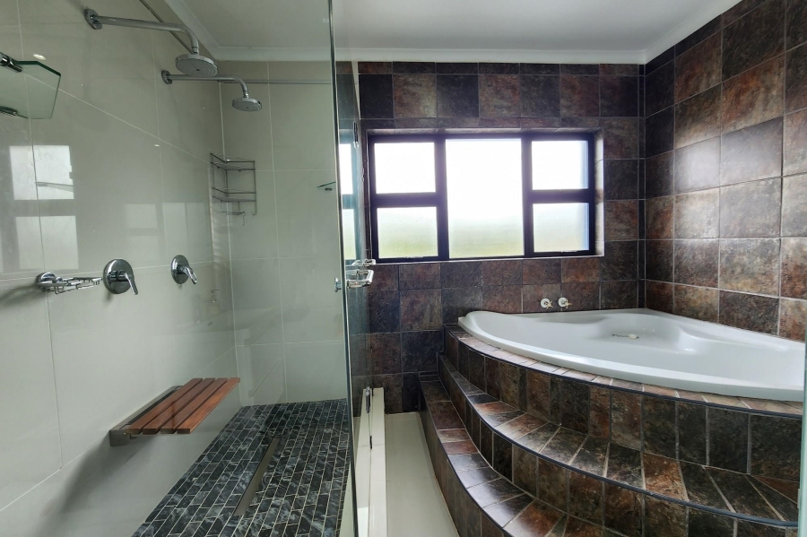 8 Bedroom Property for Sale in Wavecrest Eastern Cape